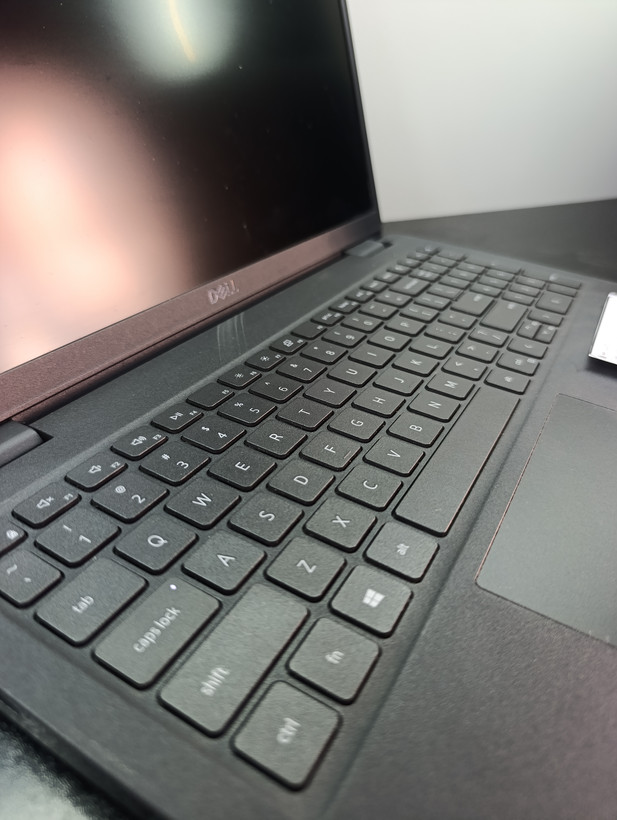 لپتاپ استوک دل (Dell) مدل Latitude 3410 پردازنده i3-10U / رم 8GB / حافظه 256GB SSD